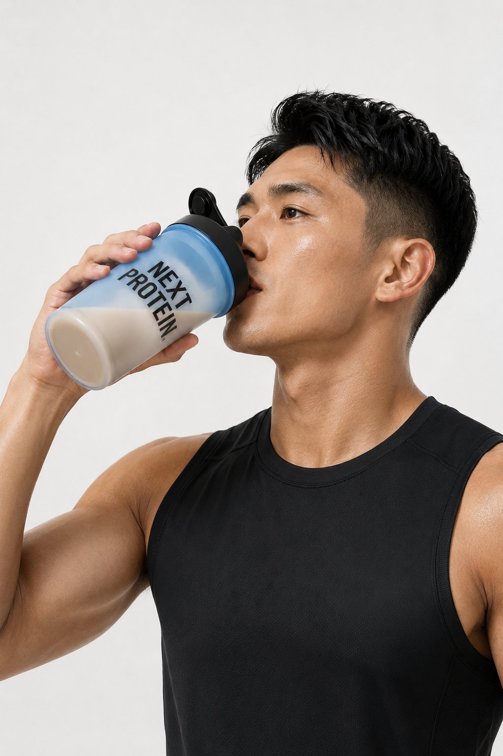 NEXT PROTEINを飲む男性